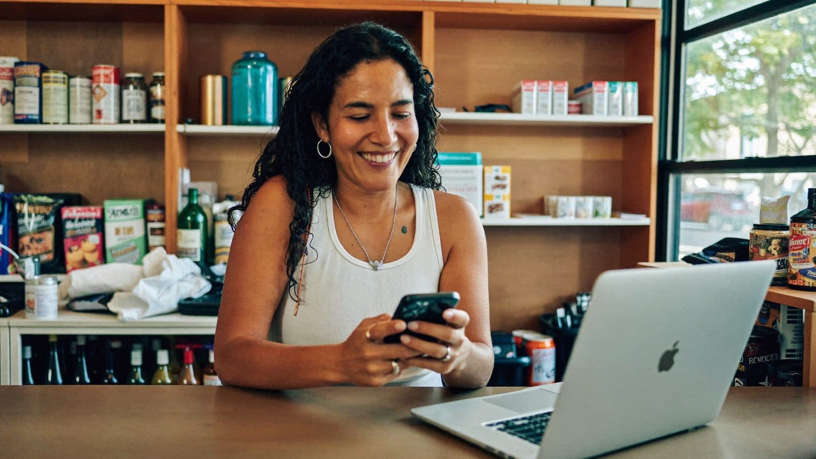 Cómo automatizar el WhatsApp de tu negocio sin programar (y el error que te puede costar el número)